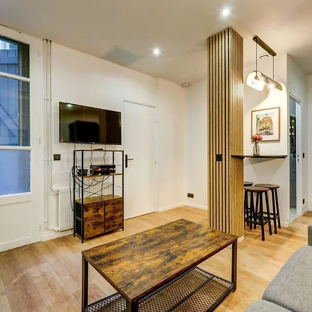 Cozy And Modern Next To Sacre-coeur