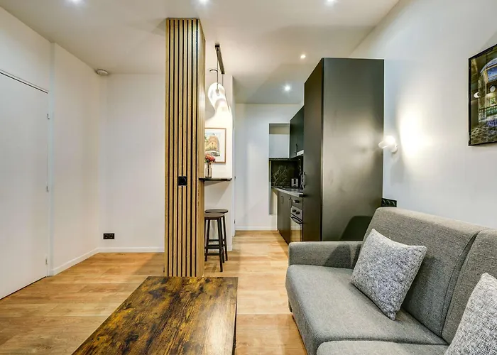 Cozy And Modern Next To Sacre-coeur
