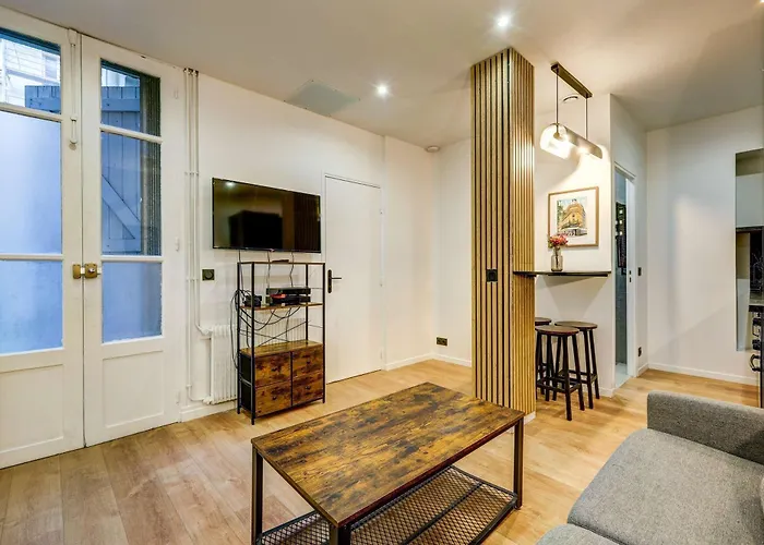 Cozy And Modern Next To Sacre-coeur